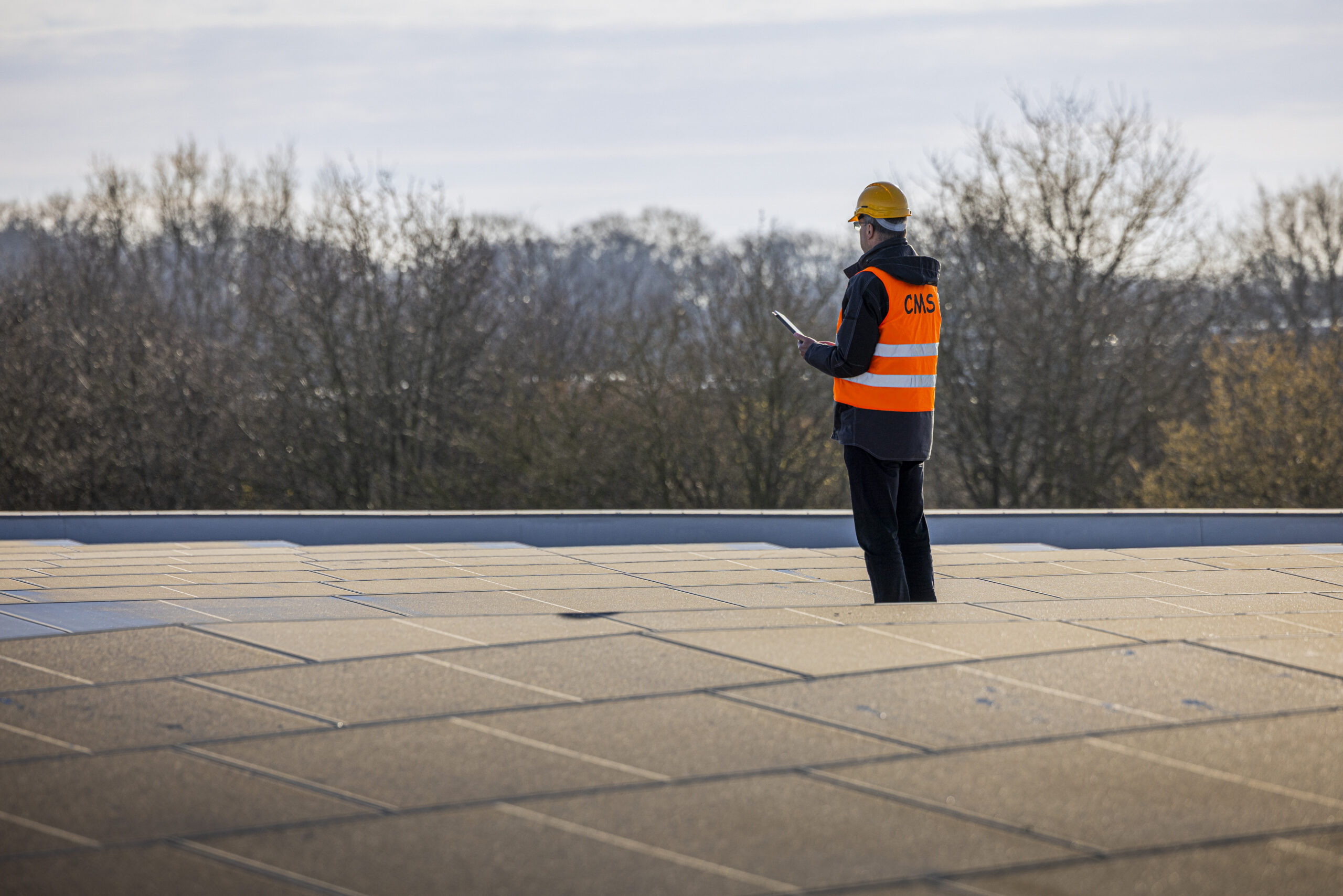 zonnepanelen en persoon op het dak bij Cuppen Logistics