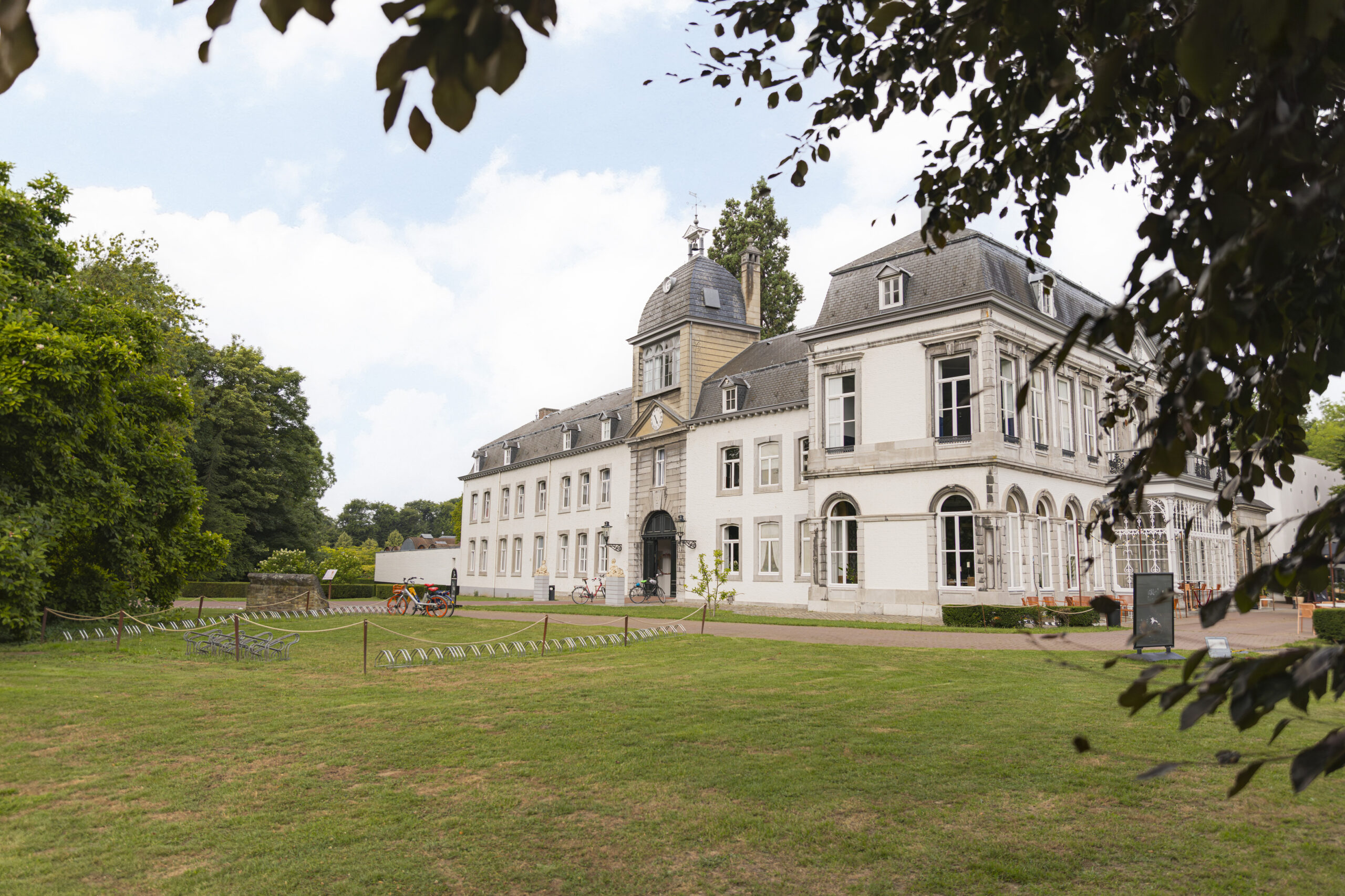 Hotel en Restaurant Buitenplaats Vaeshartelt gezien vanaf de zijkant.
