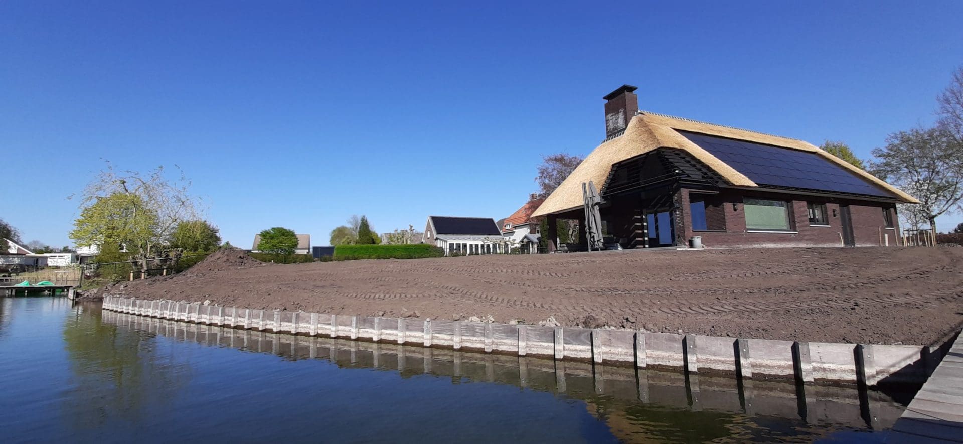 Zonnepanelen in combinatie met een rieten dak